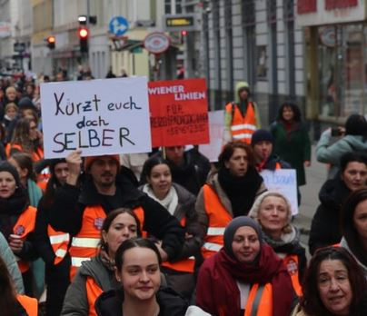 Bild von einer Demonstration zu den SWÖ-Kollektivvertragsverhandlungen mit der Botschaft: Kürzt euch doch selber