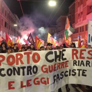 Streiktransparent in Ancona mit dem Text: "Der Hafen, der sich Kriegen, Aufrüstung und faschistischen Gesetzen widersetzt"
