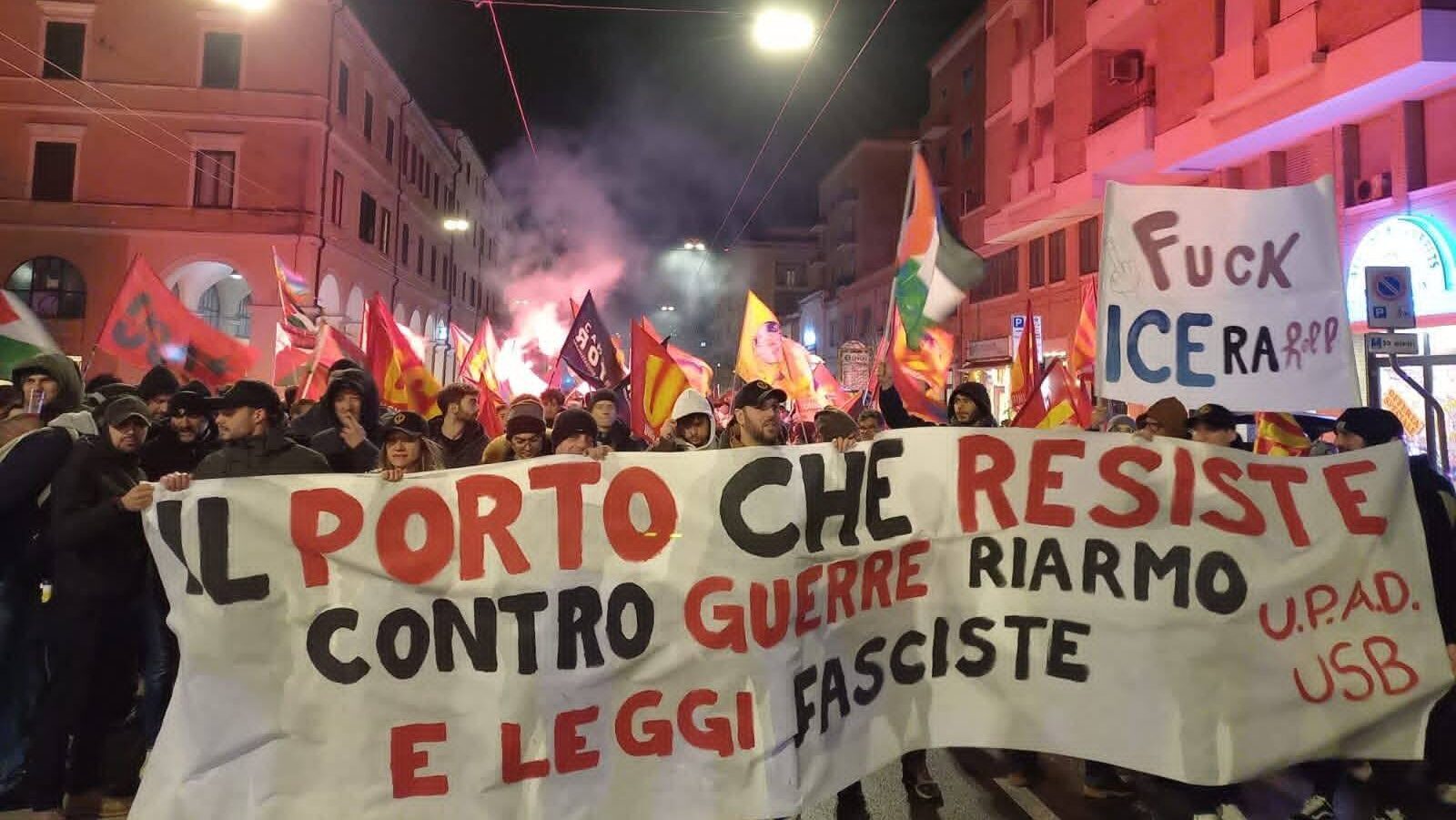 Streiktransparent in Ancona mit dem Text: "Der Hafen, der sich Kriegen, Aufrüstung und faschistischen Gesetzen widersetzt"